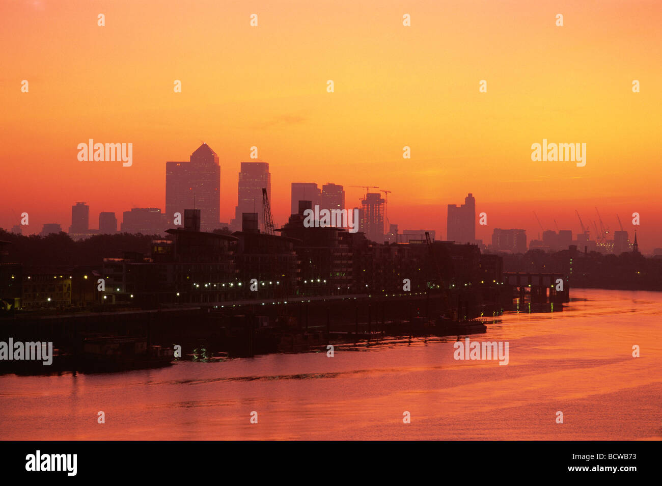 Edifici al Waterfront, fiume Thames, Docklands, Londra, Inghilterra Foto Stock