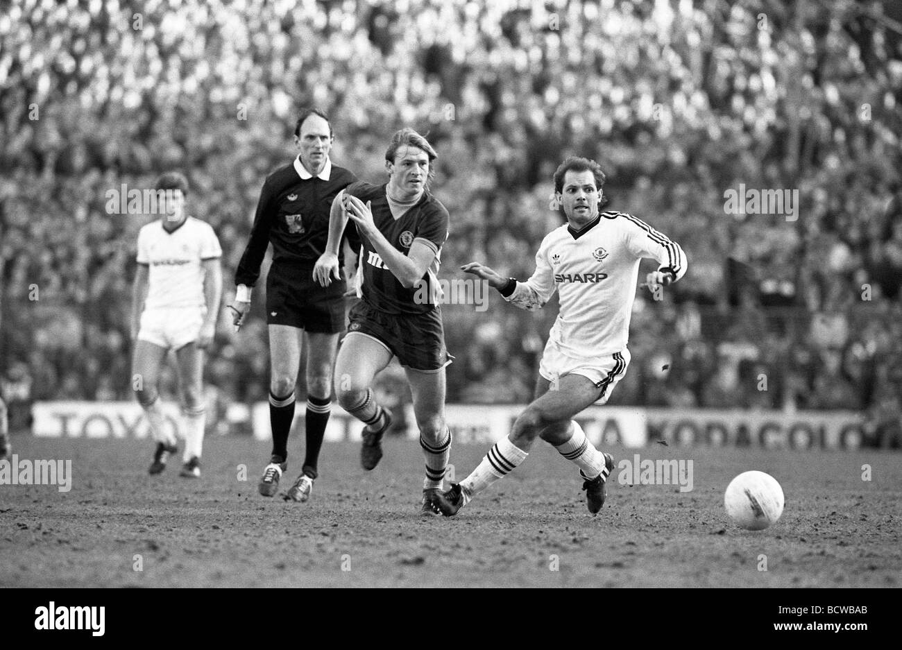 Aston Villa v Manchester United a Villa Park Villa s Steve McMahon e Uniteds Ray Wilkins 3/3/84 Foto Stock