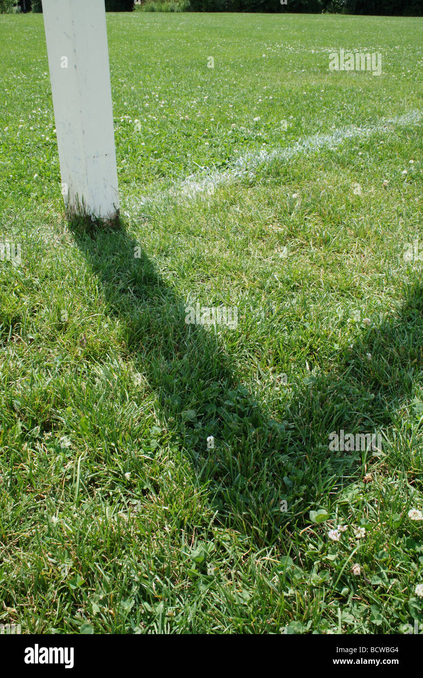 Obiettivo calcio Post e traversa ombra Parco pubblico - formato verticale Foto Stock