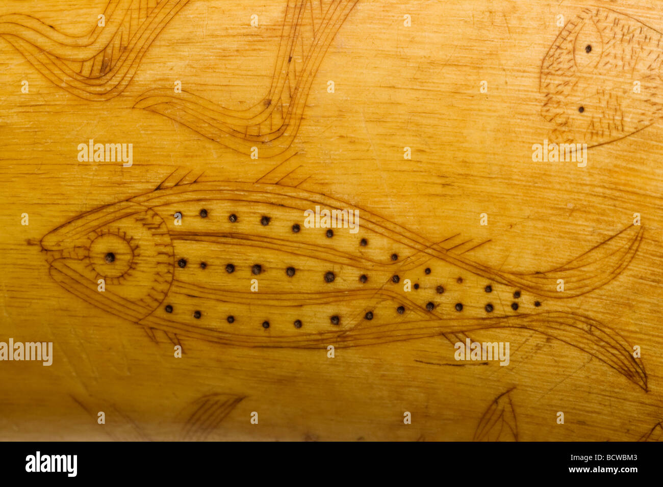 Arte popolare carving pesce su 1800 s polvere dettaglio avvisatore acustico Foto Stock
