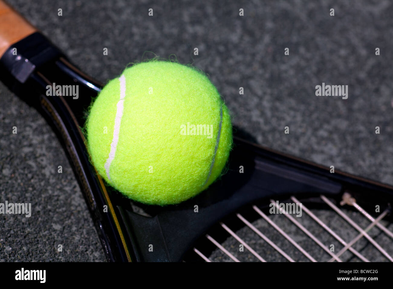 Palla da tennis Racchetta e su corte Foto Stock