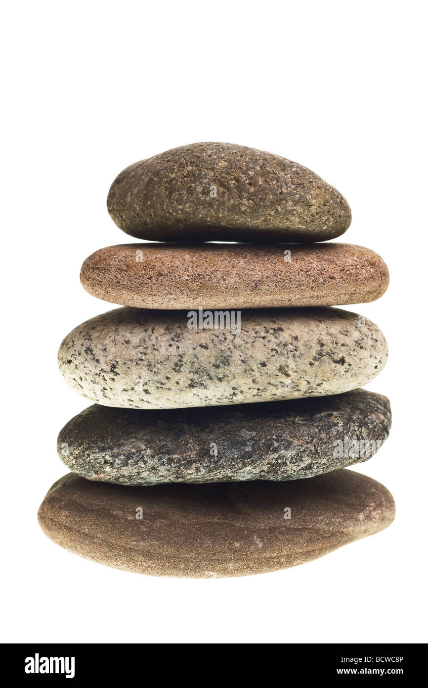 Rocce di fiume accatastati isolato su uno sfondo bianco Foto Stock Rocce di fiume accatastati isolato su uno sfondo bianco Foto Stock