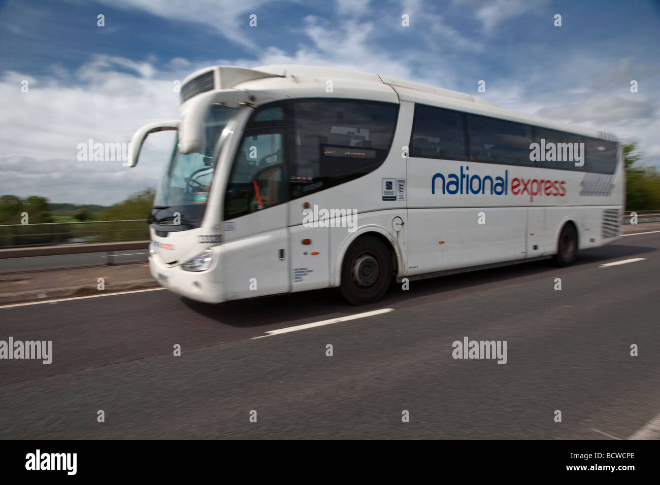 La National Express Coach in autostrada in estate REGNO UNITO Foto Stock