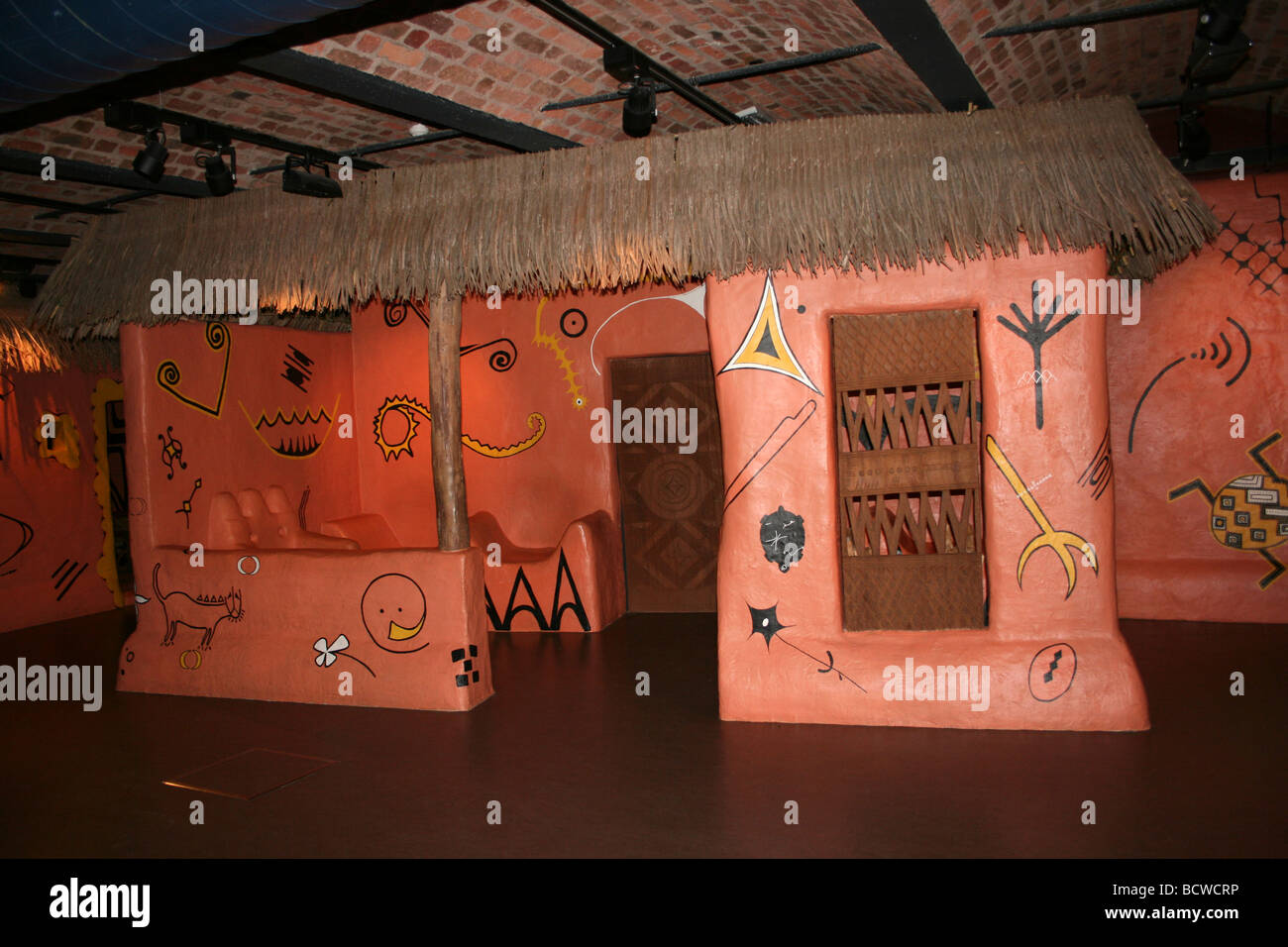 La ricreazione di un Igbo famiglia composto da West Africa preso all'International Slavery Museum, Liverpool, Regno Unito Foto Stock