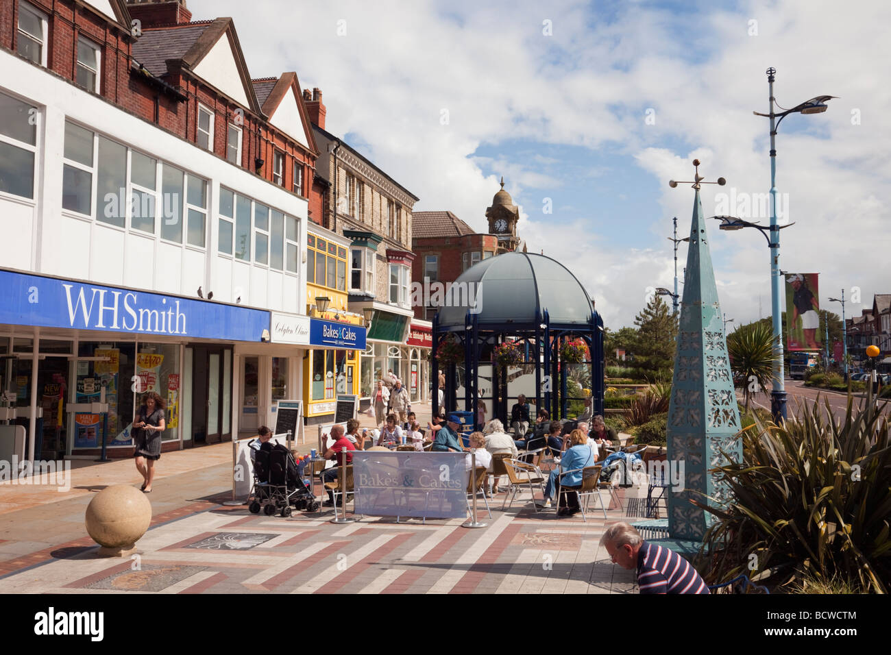 Lytham St Annes Lancashire Inghilterra UK High Street negozi e cafe esterno su ampio marciapiede in St Anne's Square Foto Stock