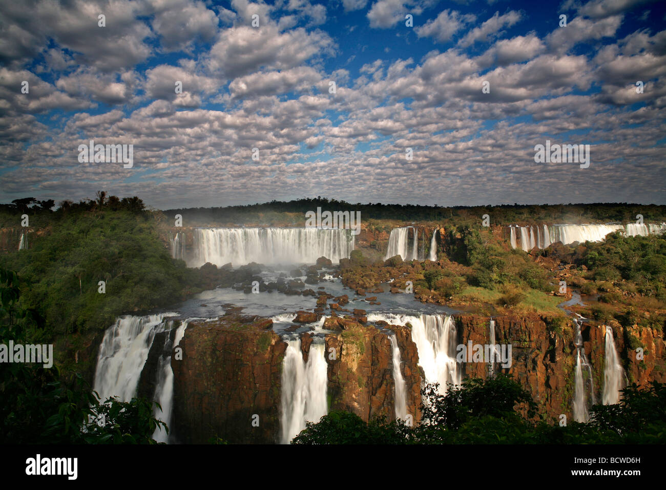 Nuvole sopra una cascata, cascate Iguacu, Iguazu River, Brazil-Argentina confine Foto Stock