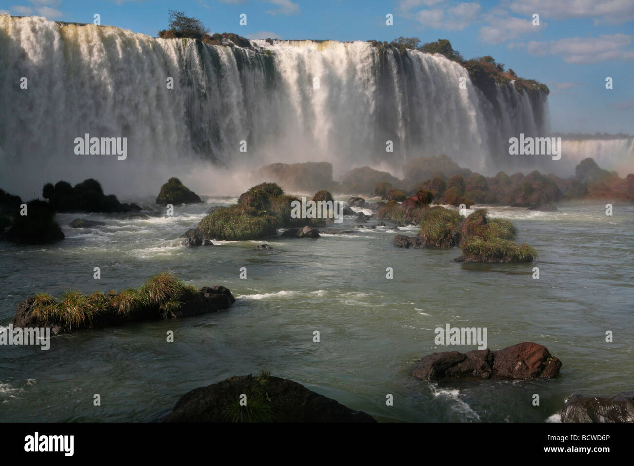 Vista panoramica di una cascata, cascate Iguacu, Iguazu River, Brazil-Argentina confine Foto Stock