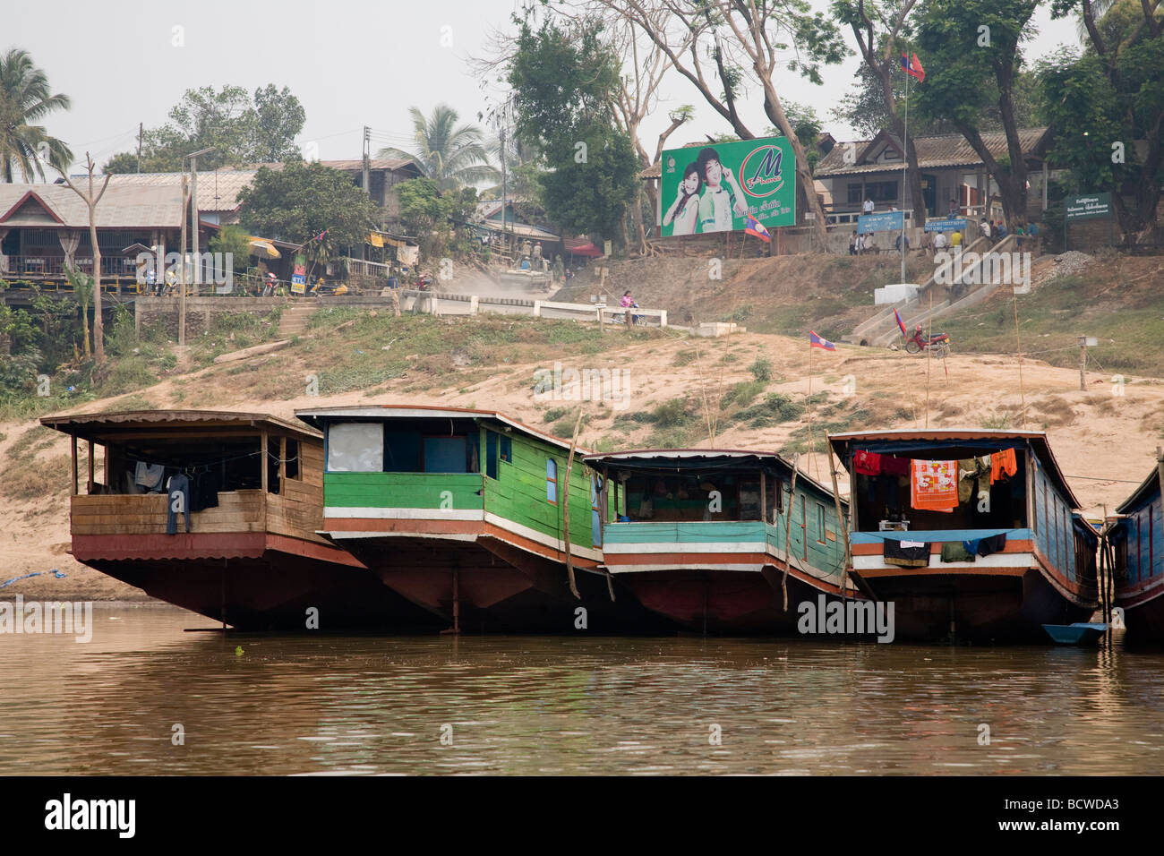 Barche a lenta in attesa di lasciare da Huay Xai, Laos Foto Stock