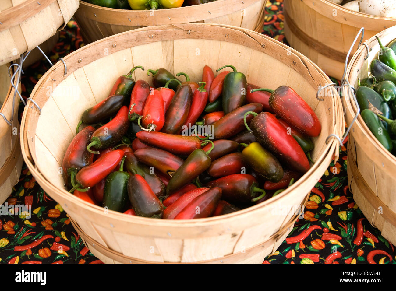 Il peperoncino in cesti in un mercato agricolo Foto Stock