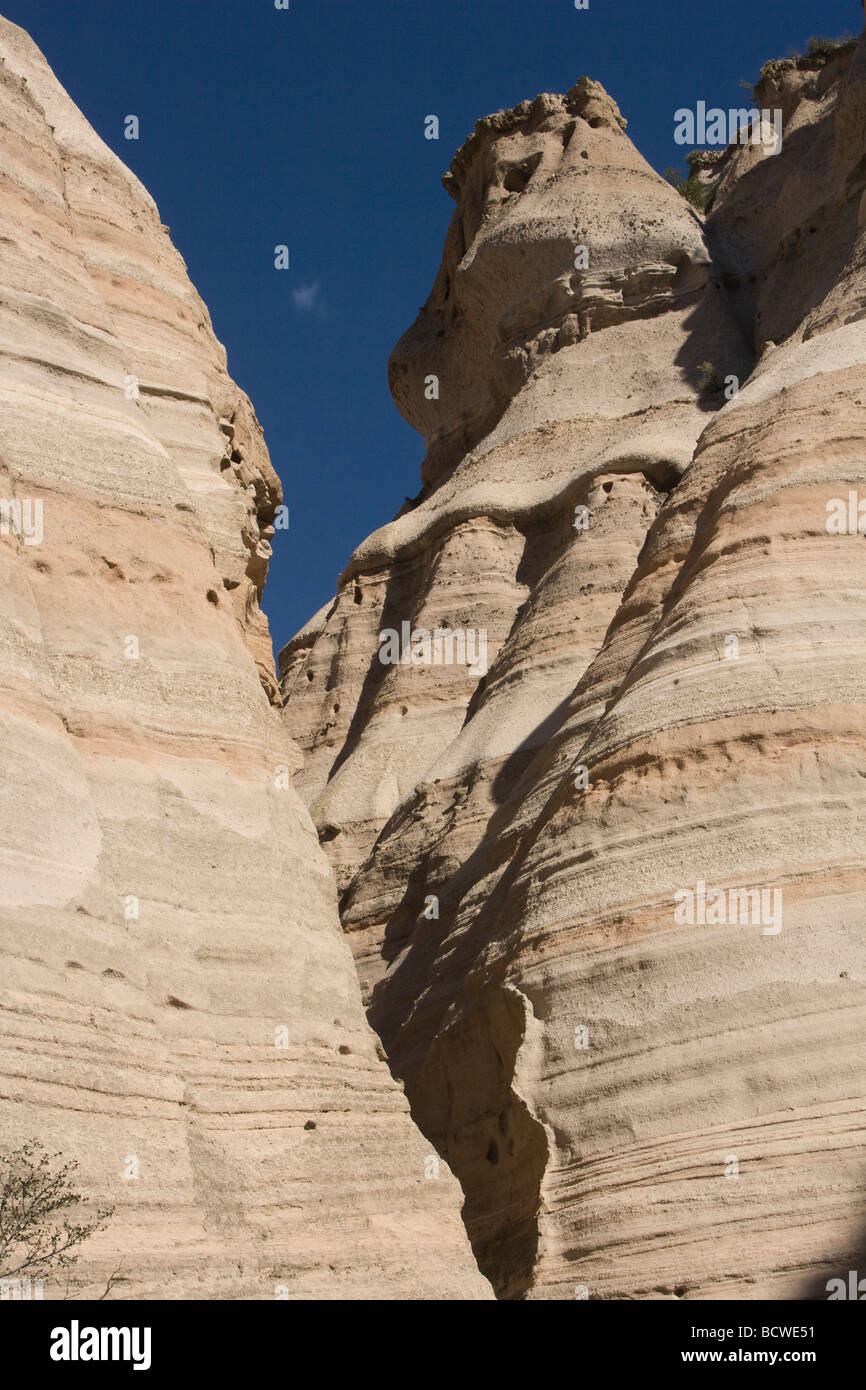 Basso angolo vista di formazioni rocciose, Kasha-Katuwe tenda rocce, Nuovo Messico, STATI UNITI D'AMERICA Foto Stock