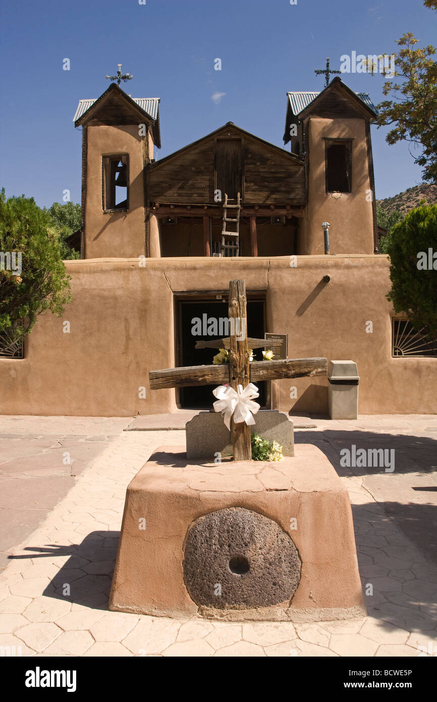La facciata della chiesa, Santuario De Chimayo, Chimayo, Rio Arriba County, Nuovo Messico, STATI UNITI D'AMERICA Foto Stock
