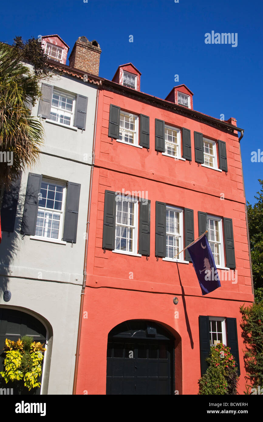 Basso angolo vista di case, Rainbow Row, Queens Street, Charleston, Carolina del Sud, STATI UNITI D'AMERICA Foto Stock