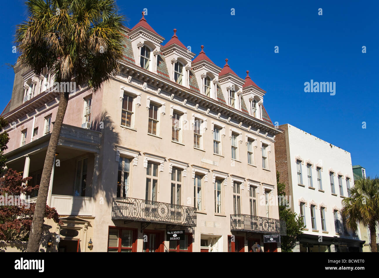Basso angolo di visione degli edifici, Broad Street, Charleston, Carolina del Sud, STATI UNITI D'AMERICA Foto Stock