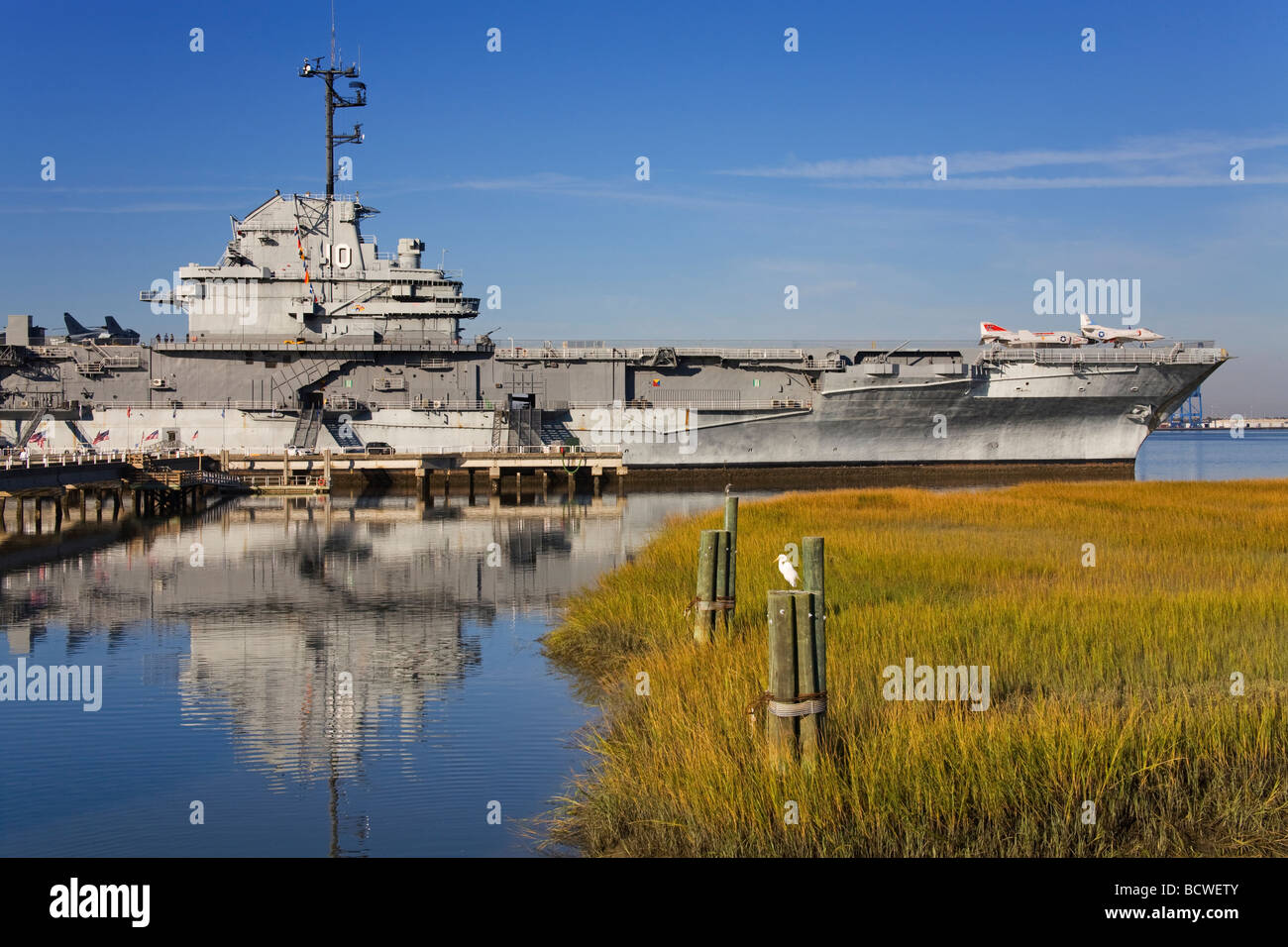 Portaerei nel fiume USS Yorktown Portaerei Patriot punto Naval Maritime Museum di Charleston, Carolina del Sud e Stati Uniti d'America Foto Stock