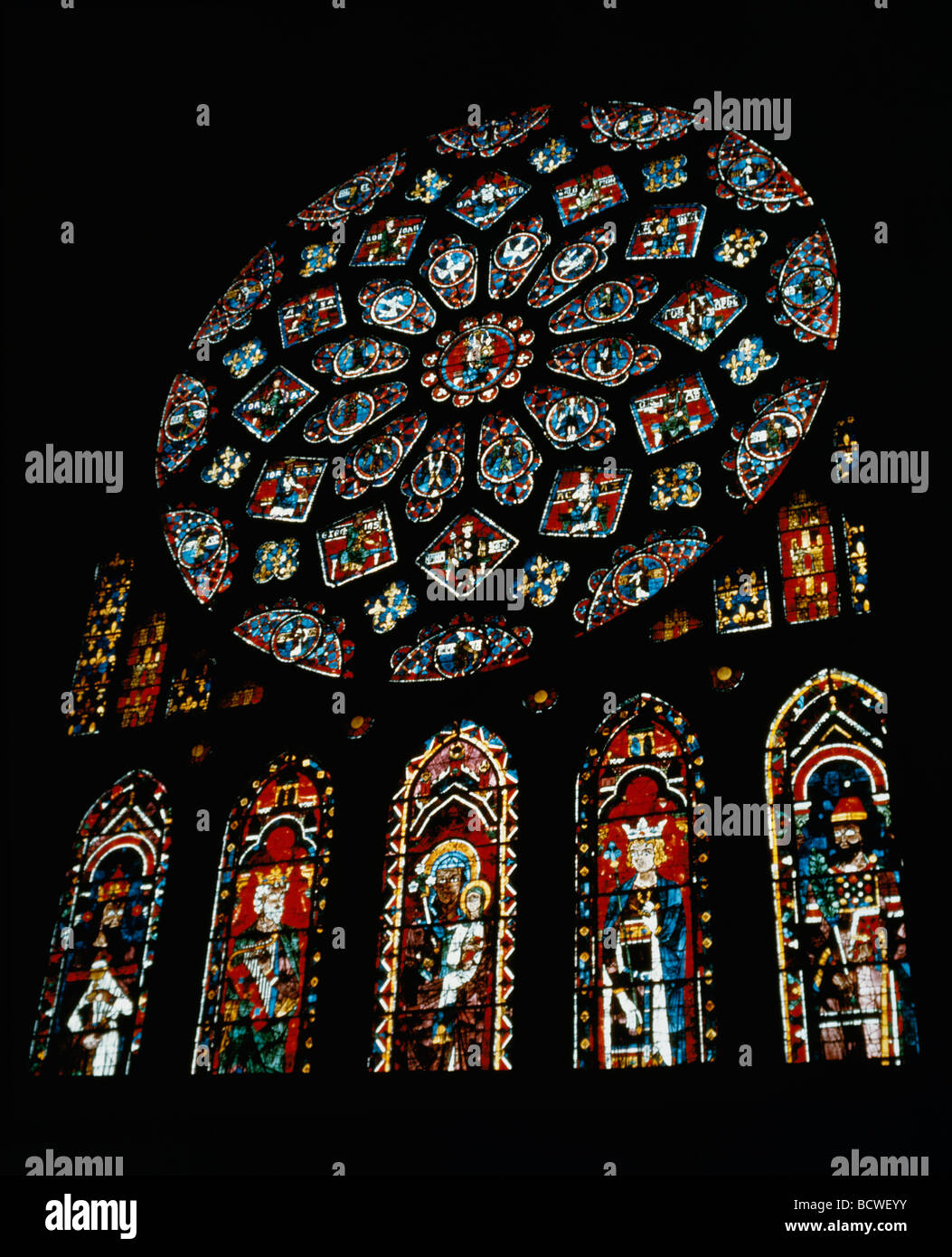 Francia, Chartres, la cattedrale di Chartres, la glorificazione della Vergine, il vetro macchiato Foto Stock