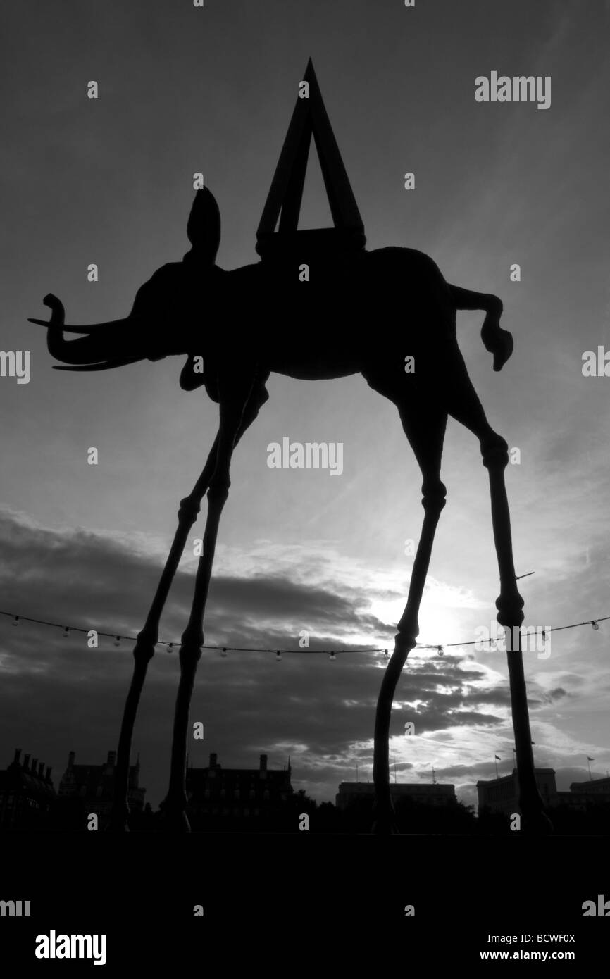 La silhouette di una statua di uno di Dalí elefanti sulla riva sud del fiume Tamigi a Londra. Foto Stock