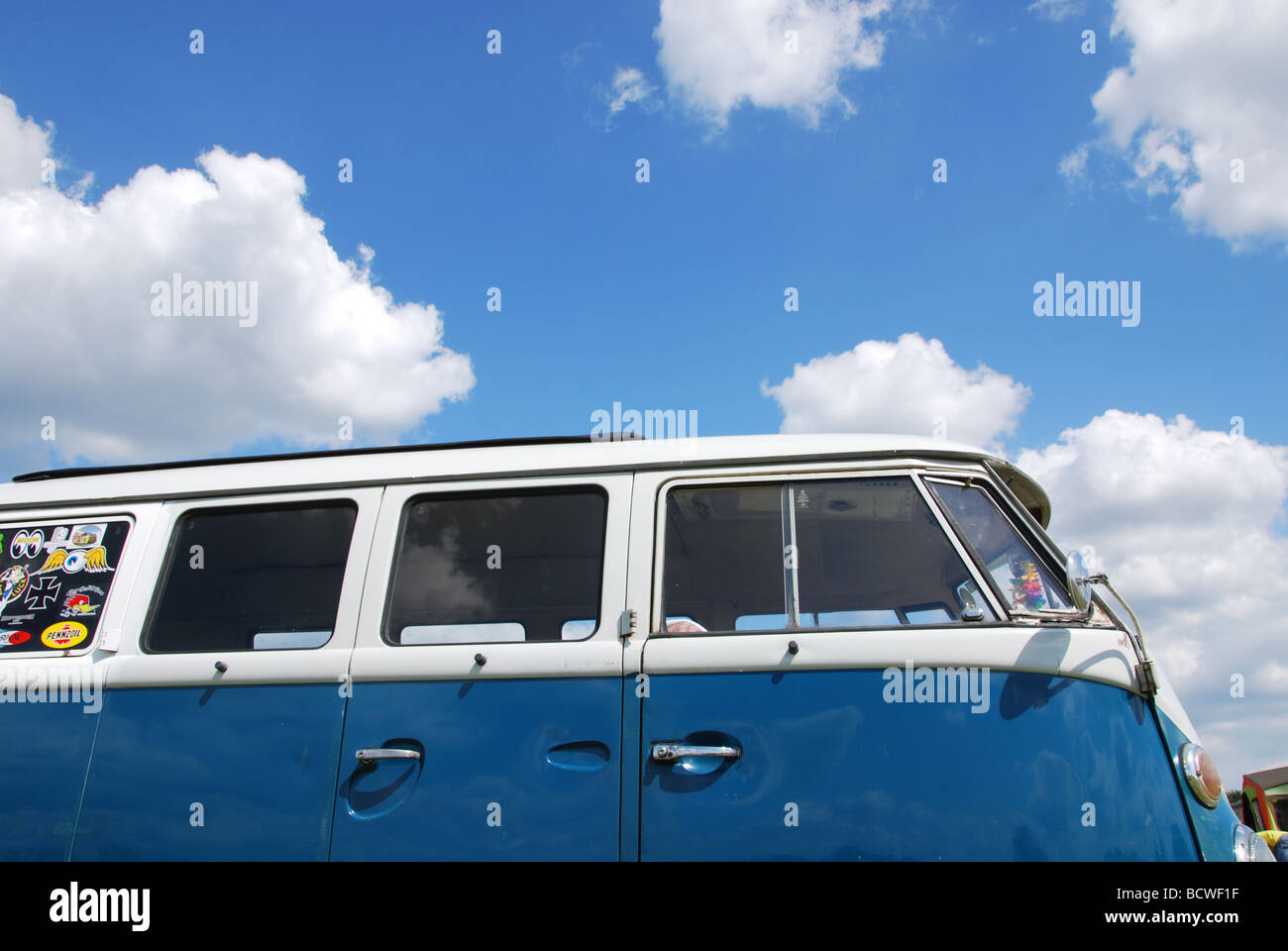 Classic bus VW contro il cielo blu Foto Stock