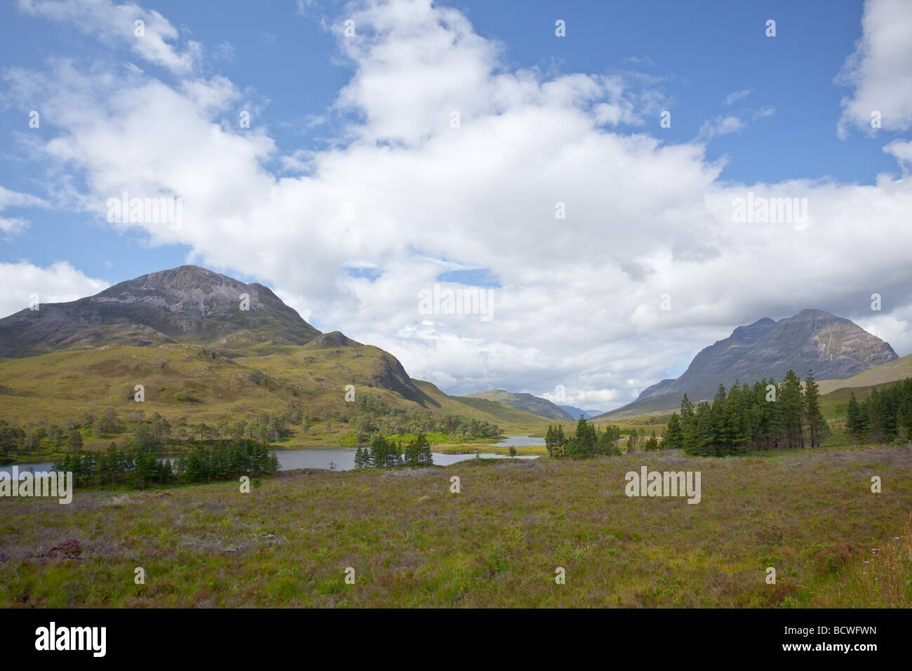 Una vista del fiume Torridon in Wester Ross negli altopiani del nord-ovest della Scozia con Liathach in background Foto Stock