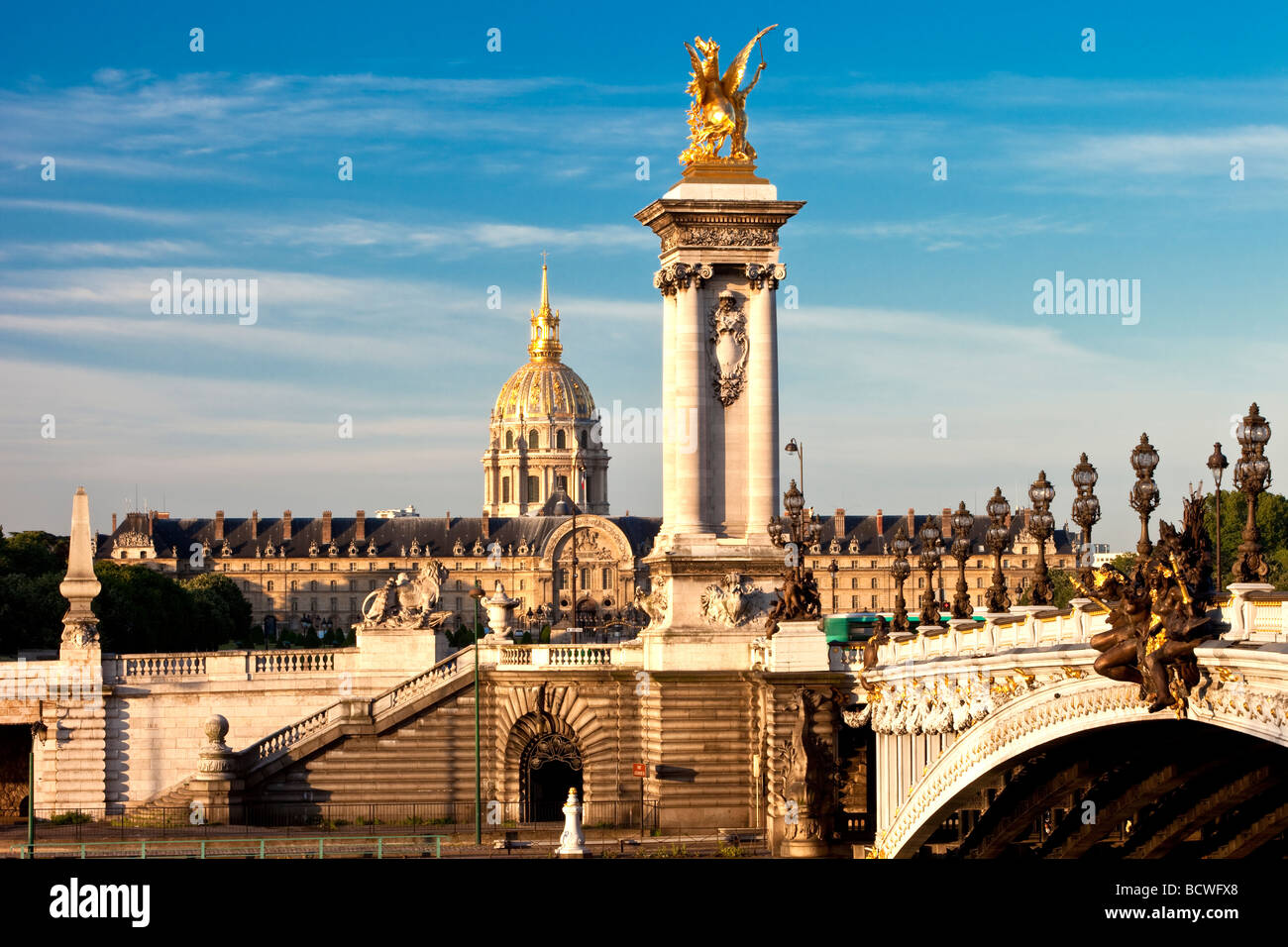 Pont Alexandre III sul Fiume Senna con Hotel les Invalides in background, Parigi Francia Foto Stock