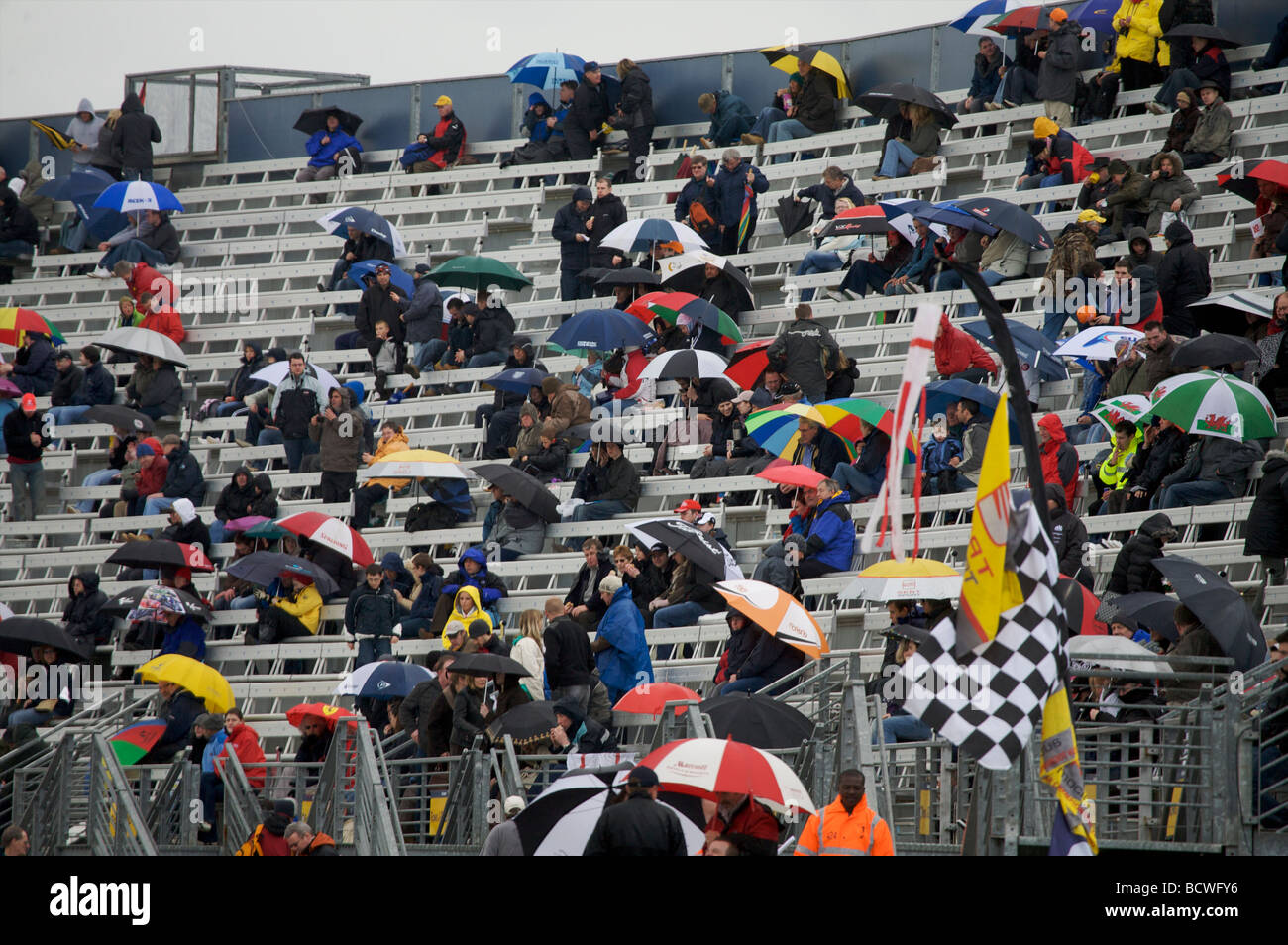 Gli spettatori nella pioggia a UK evento sportivo Foto Stock