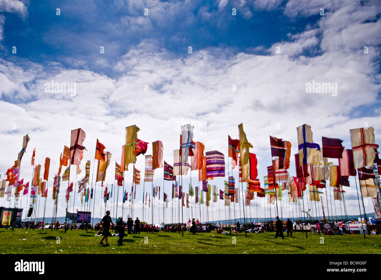 Il campo dei flag vicino al palco principale al T nel parco il festival di musica. Foto Stock