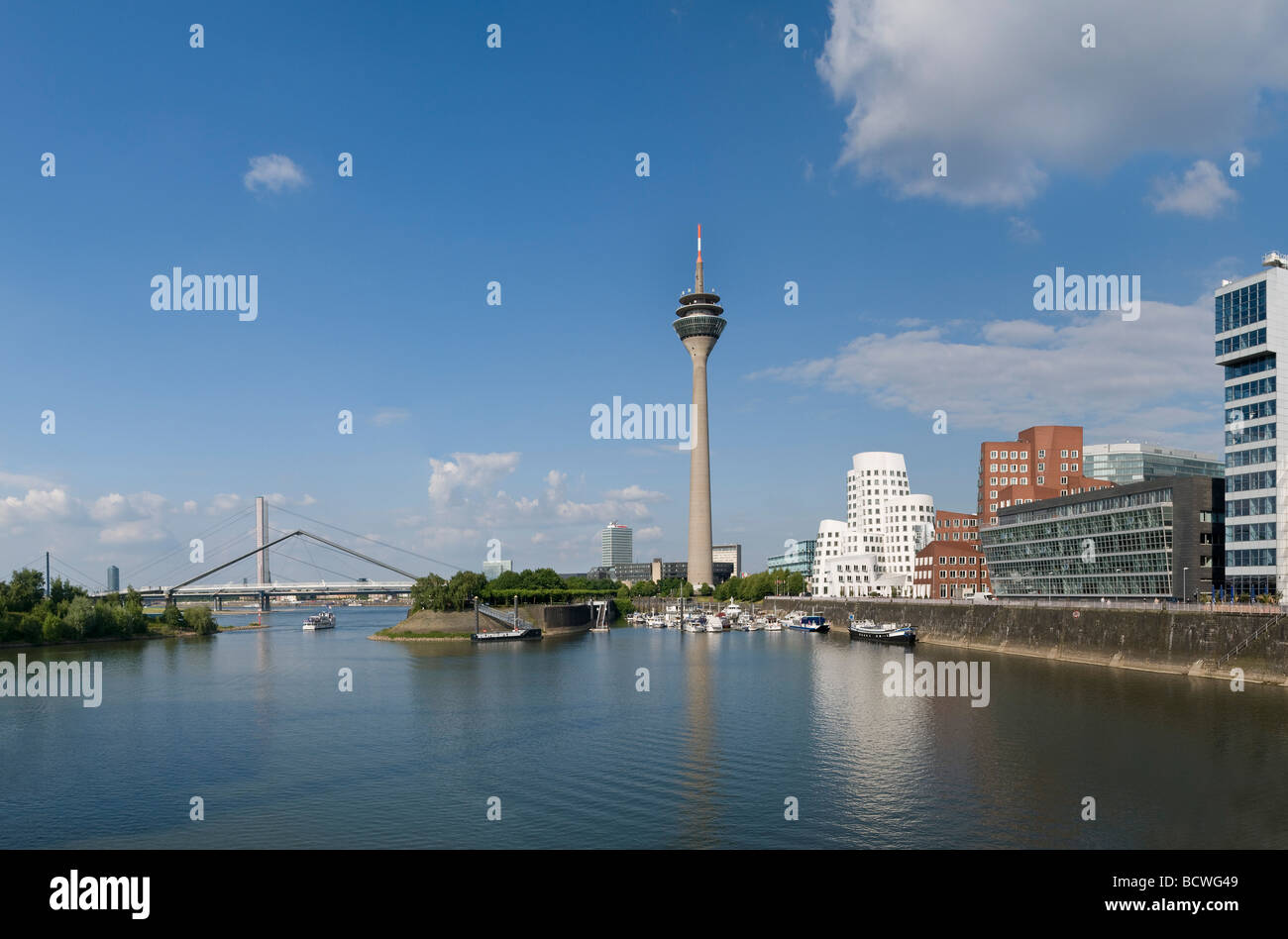 Vista panoramica, Duesseldorf Medienhafen media port, Neuer Zollhof con 'Dancing edifici per uffici' da F.O. Gehry, Rheinturm towe Foto Stock