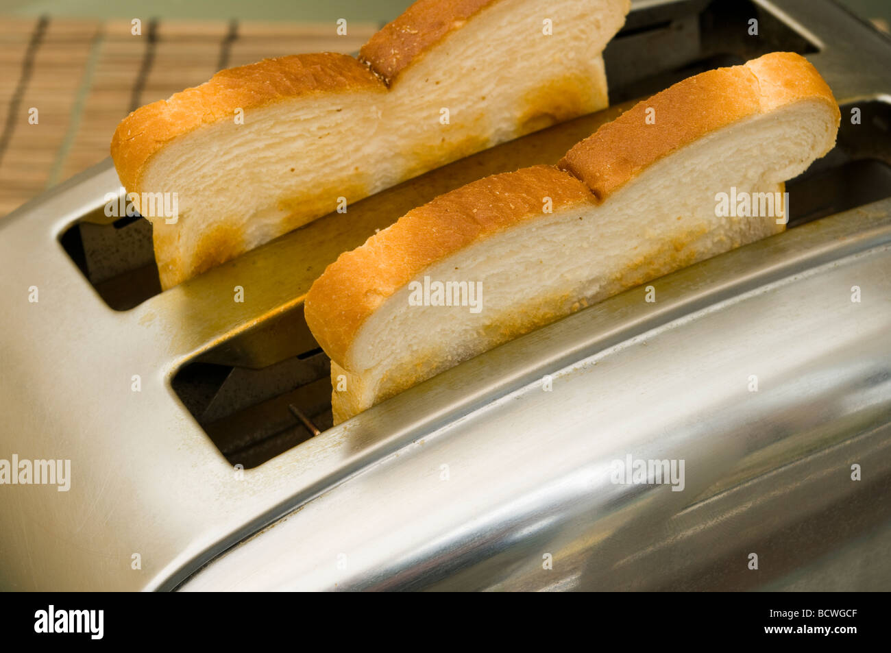 Due fette di pane tostato in un tostapane elettrico Foto Stock