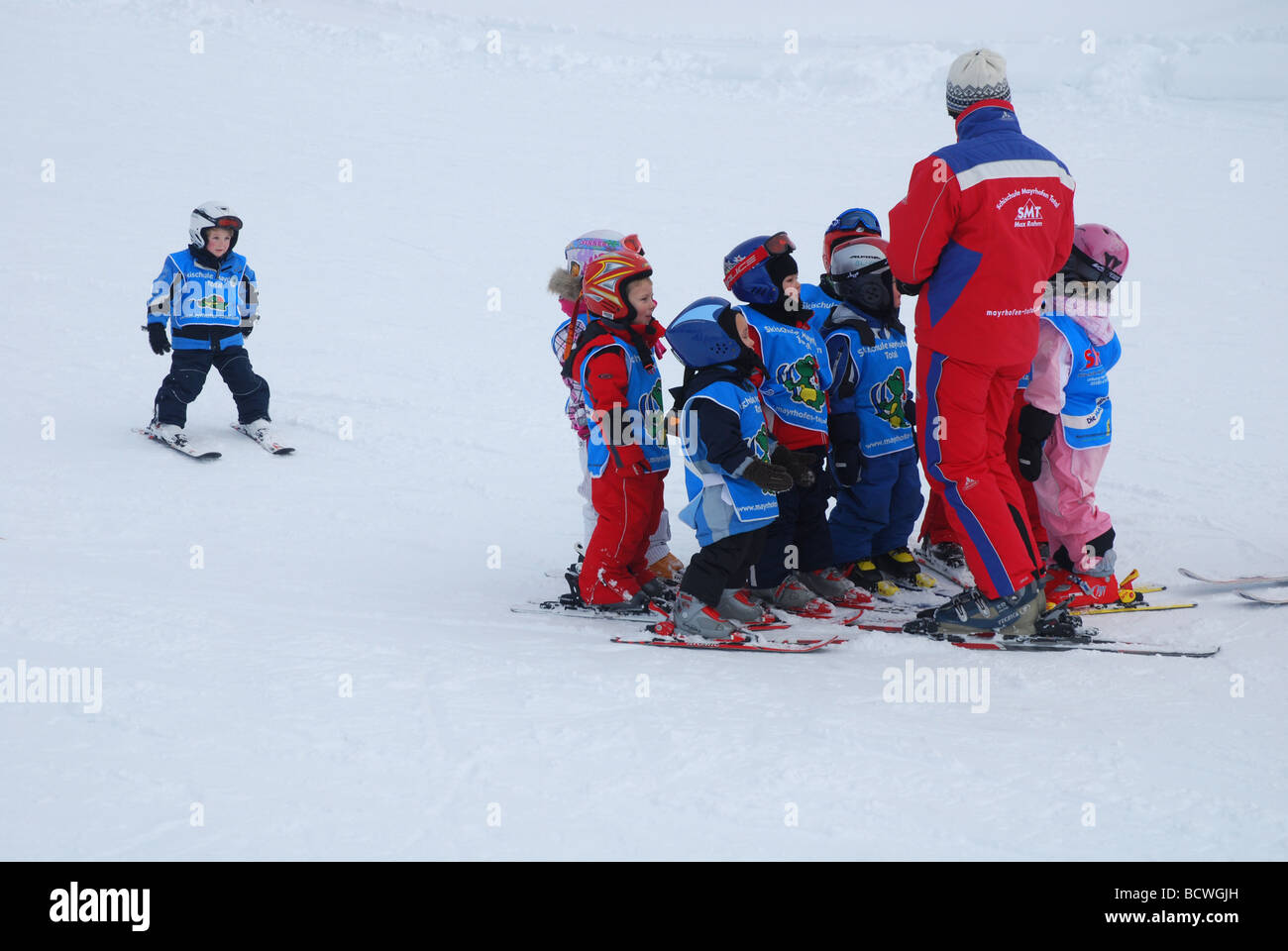 I bambini nella classe di sci sul pendio di montagna Zillertal Tirol Foto Stock