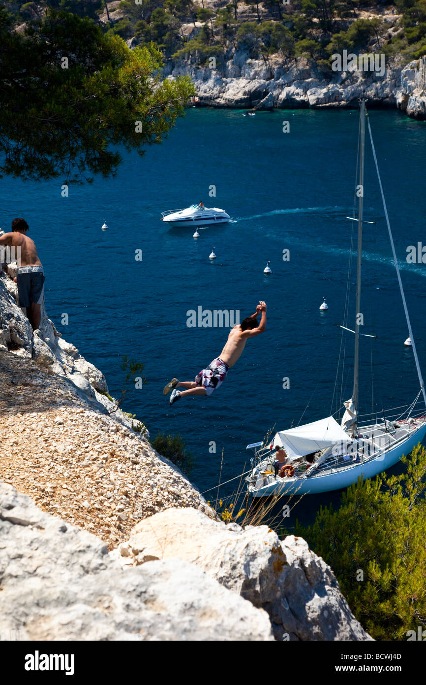 Cliff Jumping in Calanques vicino a Cassis, Provenza Francia Foto Stock