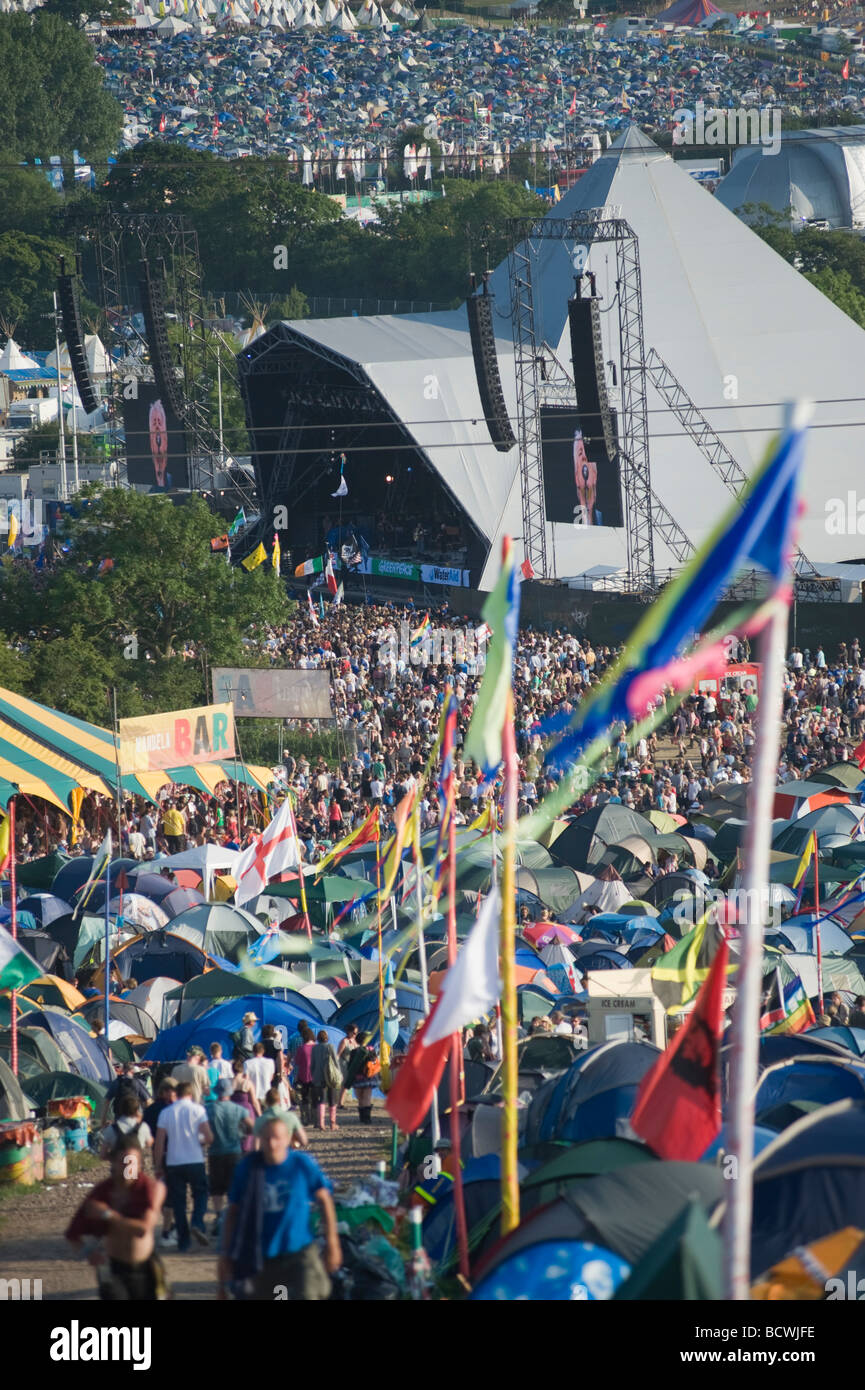 Glastonbury Festival 2009. Area Camping (in primo piano e sullo sfondo lontano) e principale fase della piramide. Foto Stock