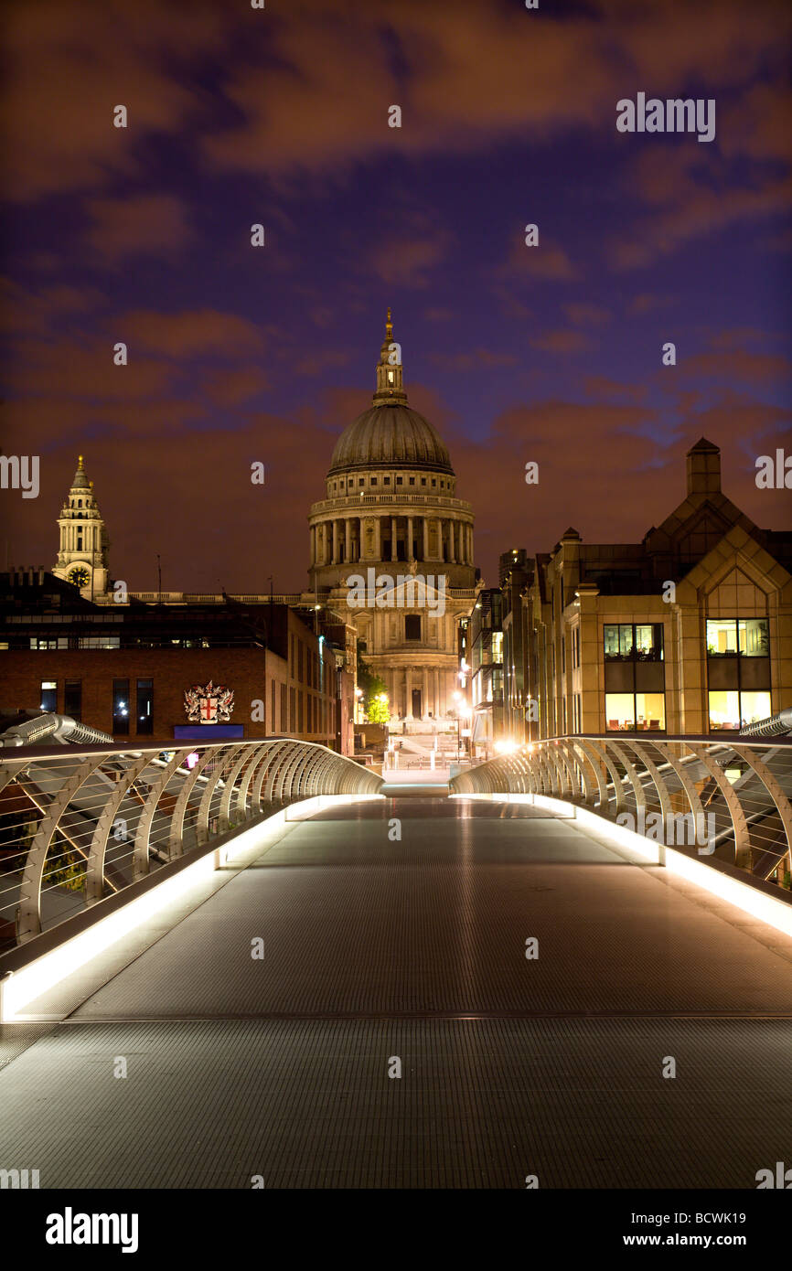 Londra - moderno ponte e st. Pauls Cathedral nella notte Foto Stock