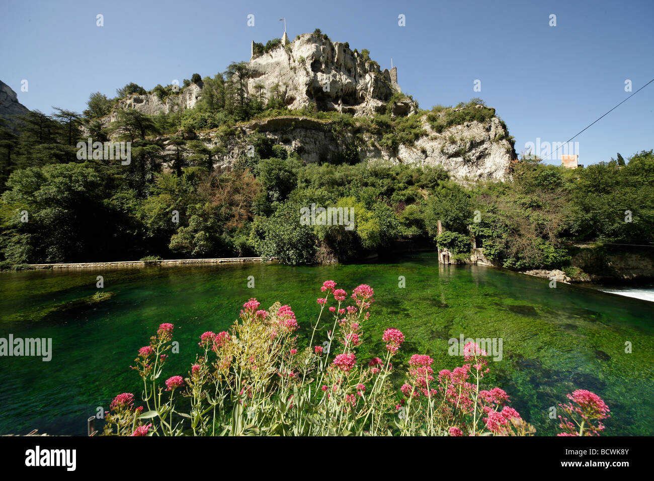 Rovine del Castello su una scogliera, sul fiume Sorgue, vicino a Fontaine de Vaucluse Provence, Francia Foto Stock