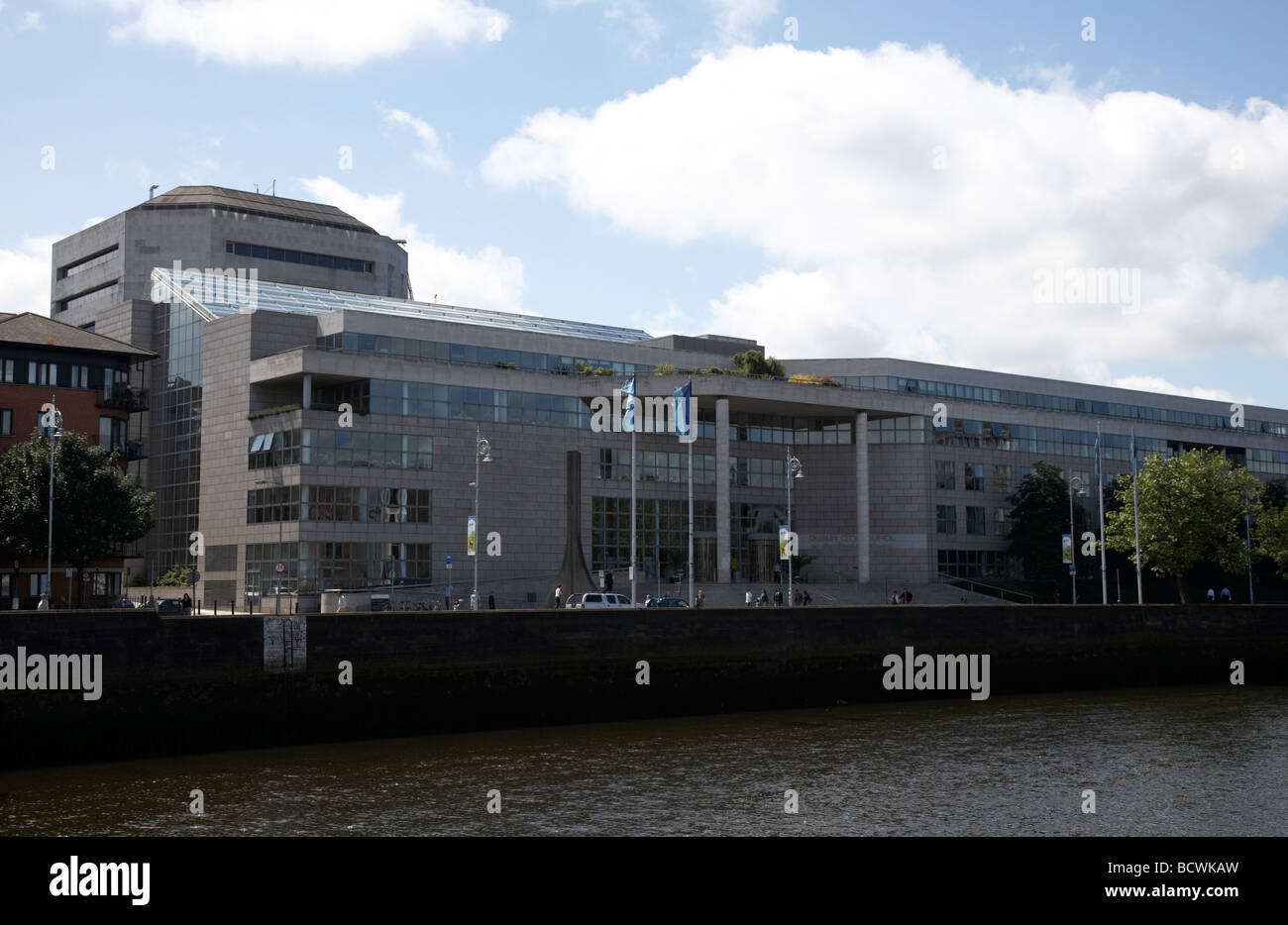 La città di Dublino gli uffici del Consiglio e il fiume Liffey a Wood Quay a Dublino Repubblica di Irlanda Foto Stock