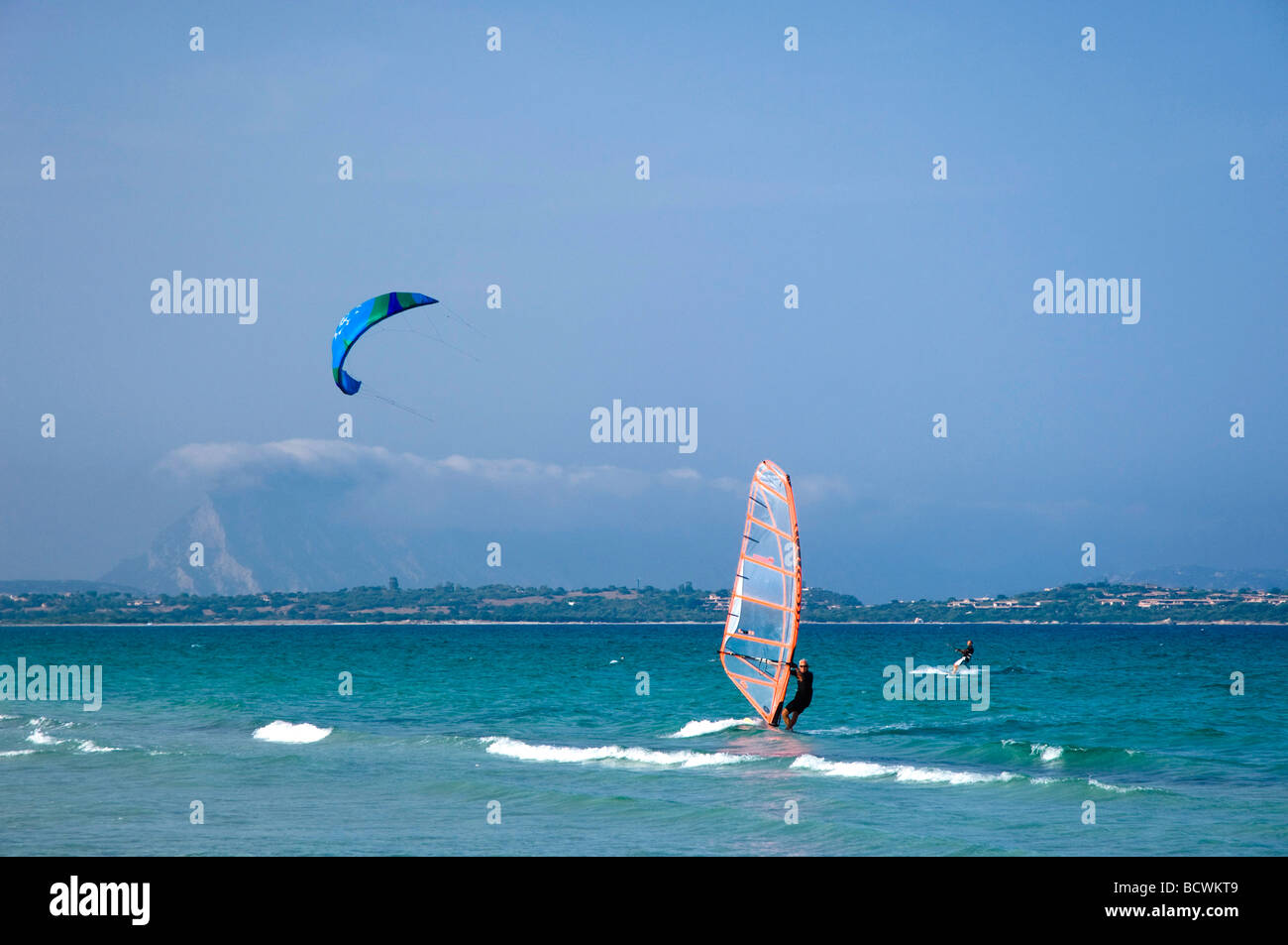 Il kitesurfing, windsurf, San Teodoro, Sardegna, Italia, Europa Foto Stock