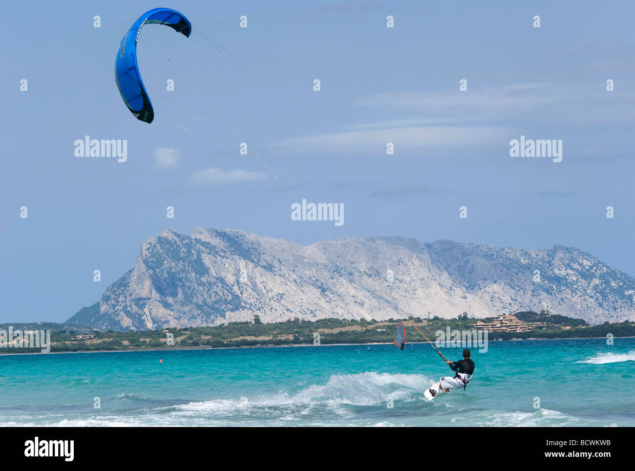 Il kitesurfing, San Teodoro, Sardegna, Italia, Europa Foto Stock