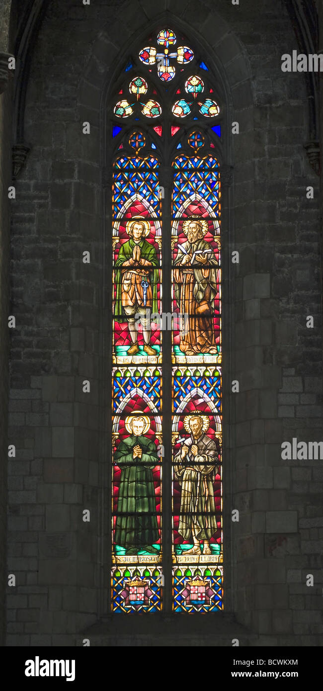 Basilica di Santa Maria del Mar e le finestre di vetro macchiate Barcellona Catalonia Spagna Foto Stock