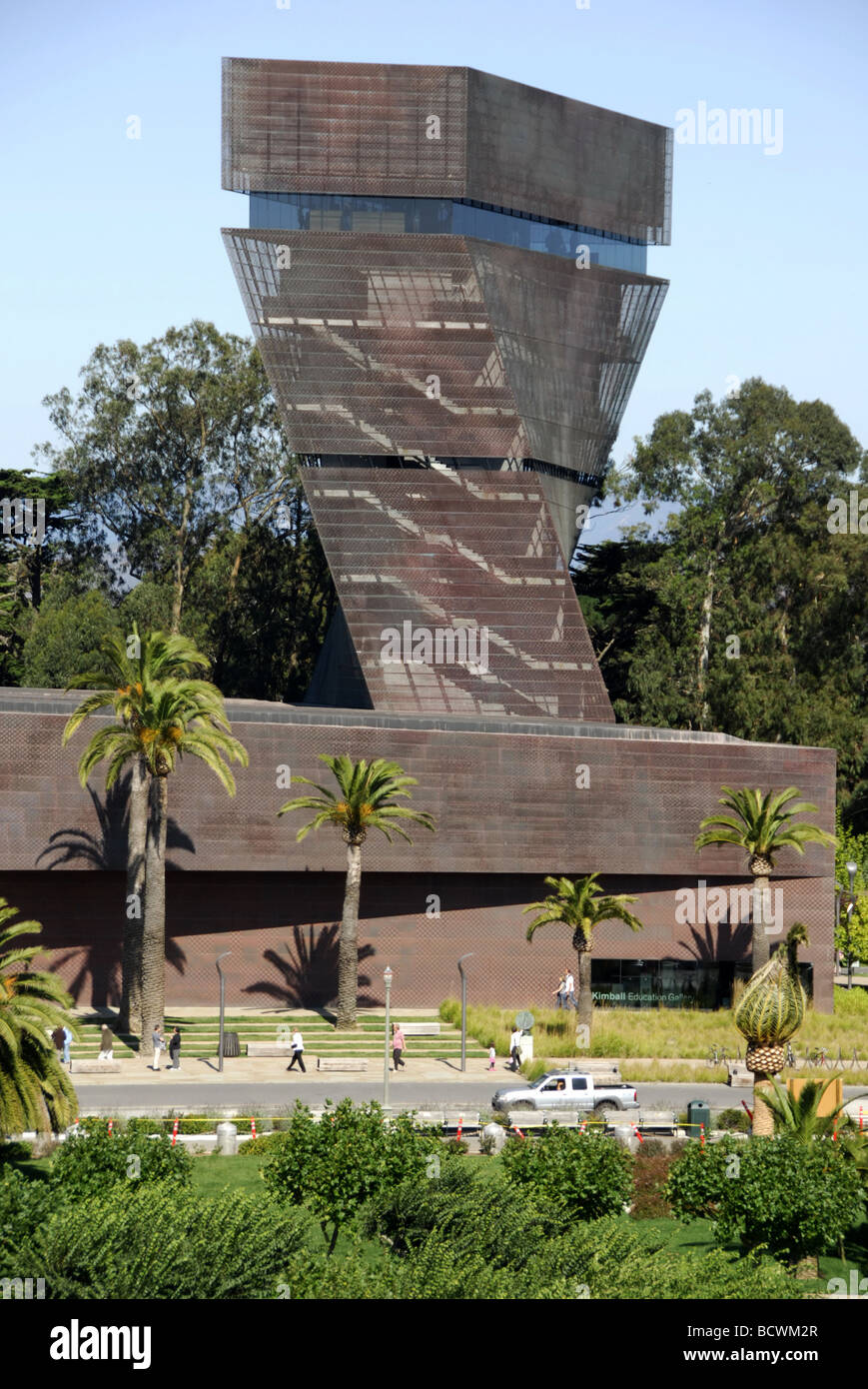 Il Museo de Young torre come visto dalla cima del tetto dell'Accademia delle Scienze della California nel Golden Gate Park di San Francisco Foto Stock