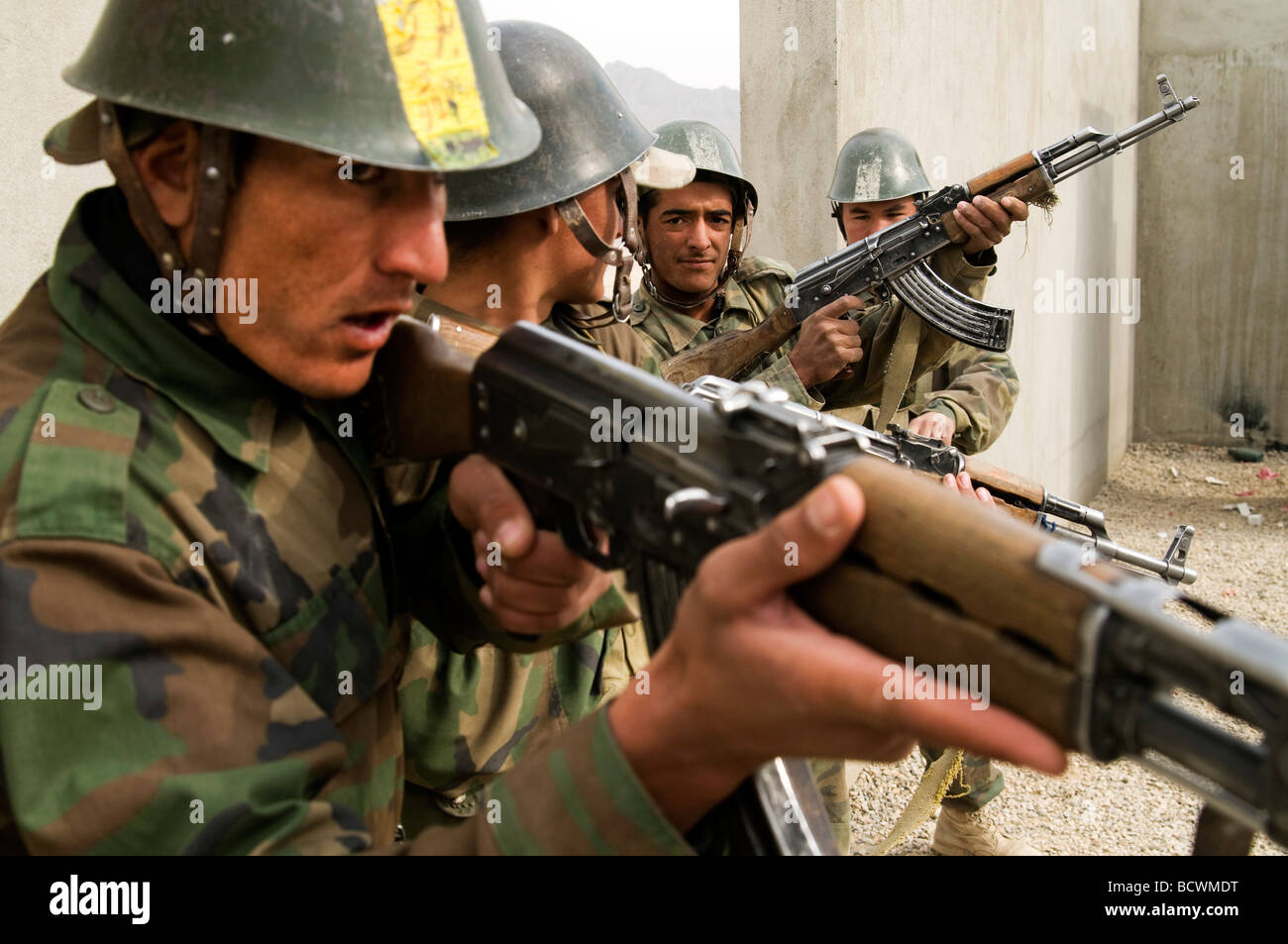 Esercito Nazionale Afghano reclute in formazione presso il militare di Kabul, Centro di Formazione Foto Stock