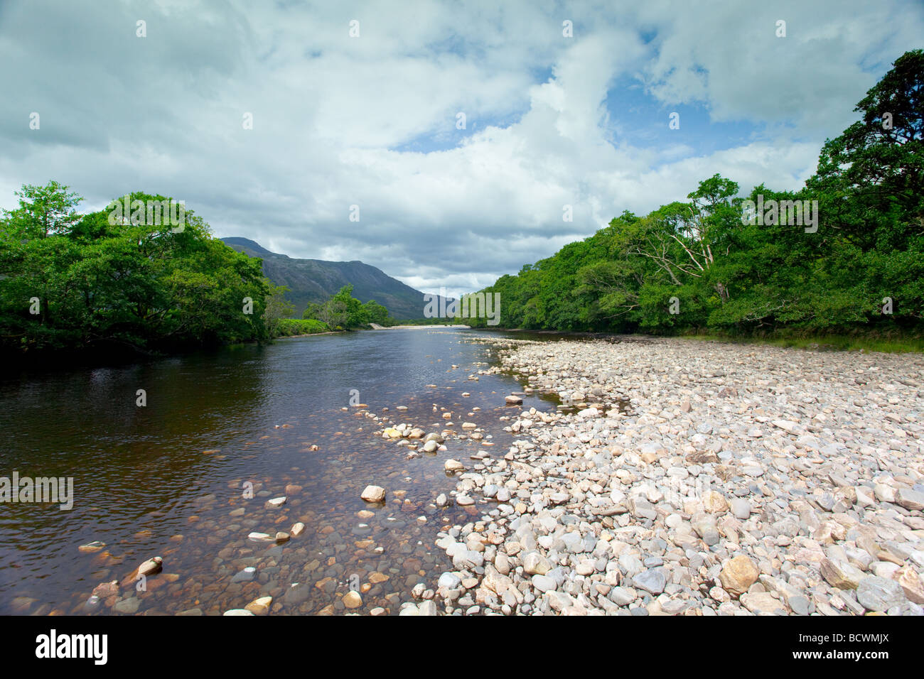 Il fiume di Kinlochewe prima che alimenta in Loch Maree nelle Highlands della Scozia Foto Stock