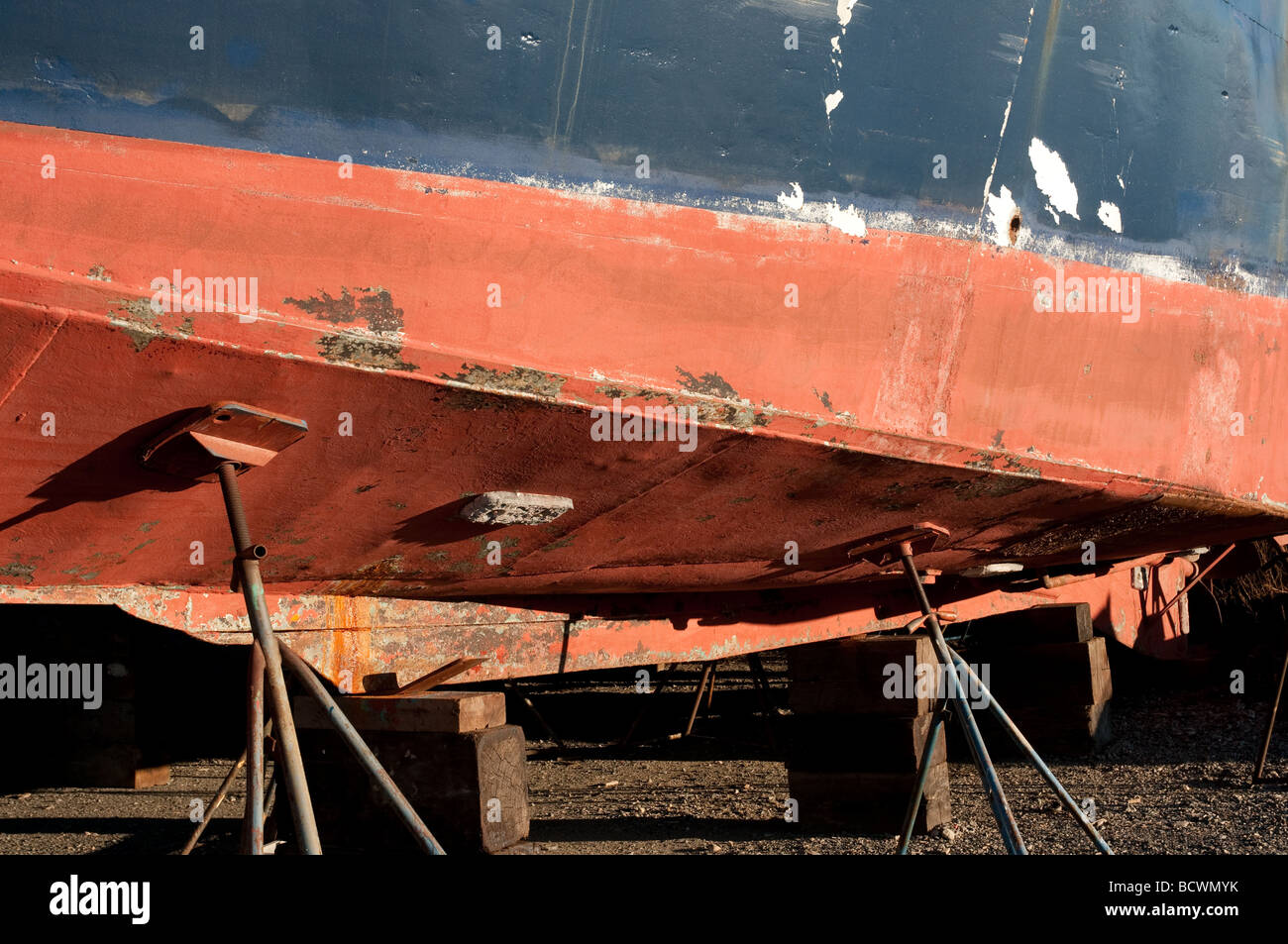 Arrugginimento scafo di un vecchio commerciale di pesca barca in un cantiere navale Gloucester MA Foto Stock