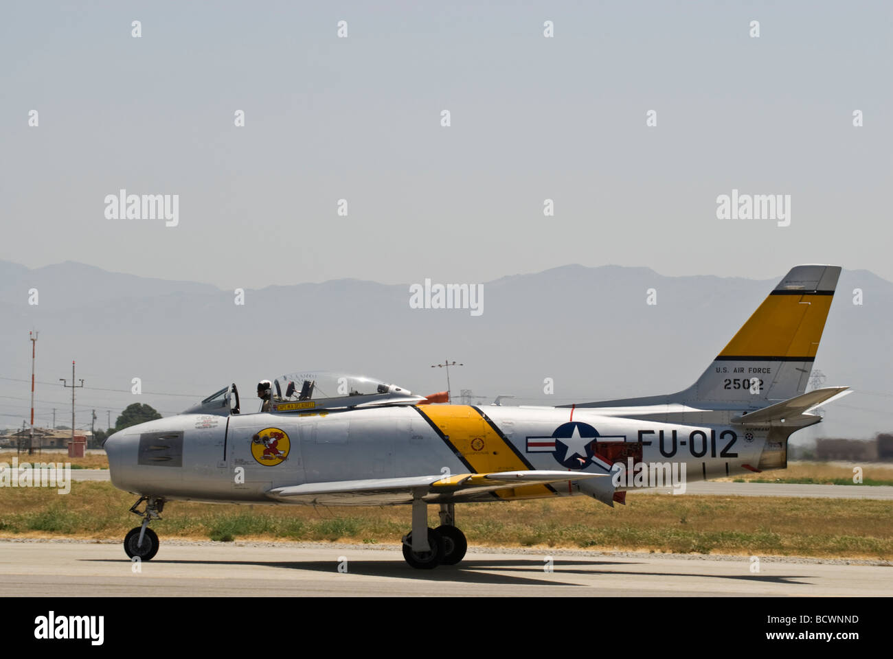 Un F-86 Sabre taxi sulla pista di un airshow. Foto Stock