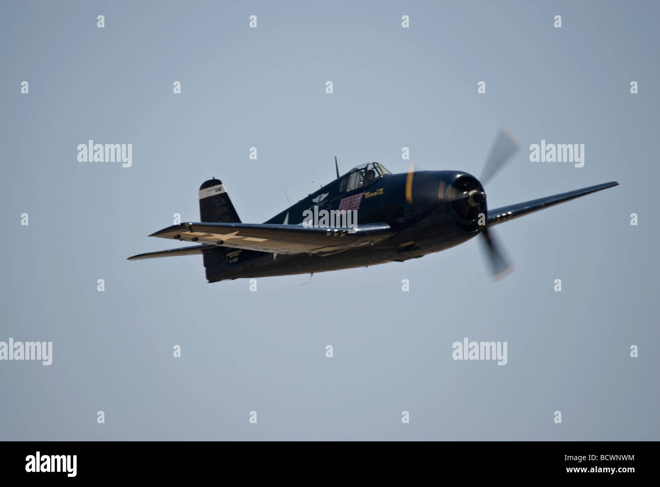 Un Grumman F6F Hellcat vola ad un air show. Foto Stock