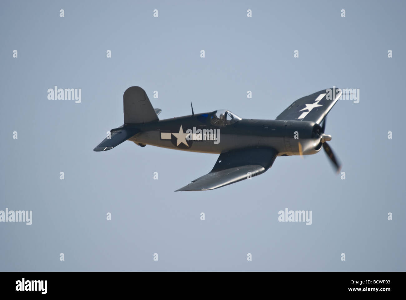 Una chance Vought F-4U Corsair vola ad un air show. Foto Stock