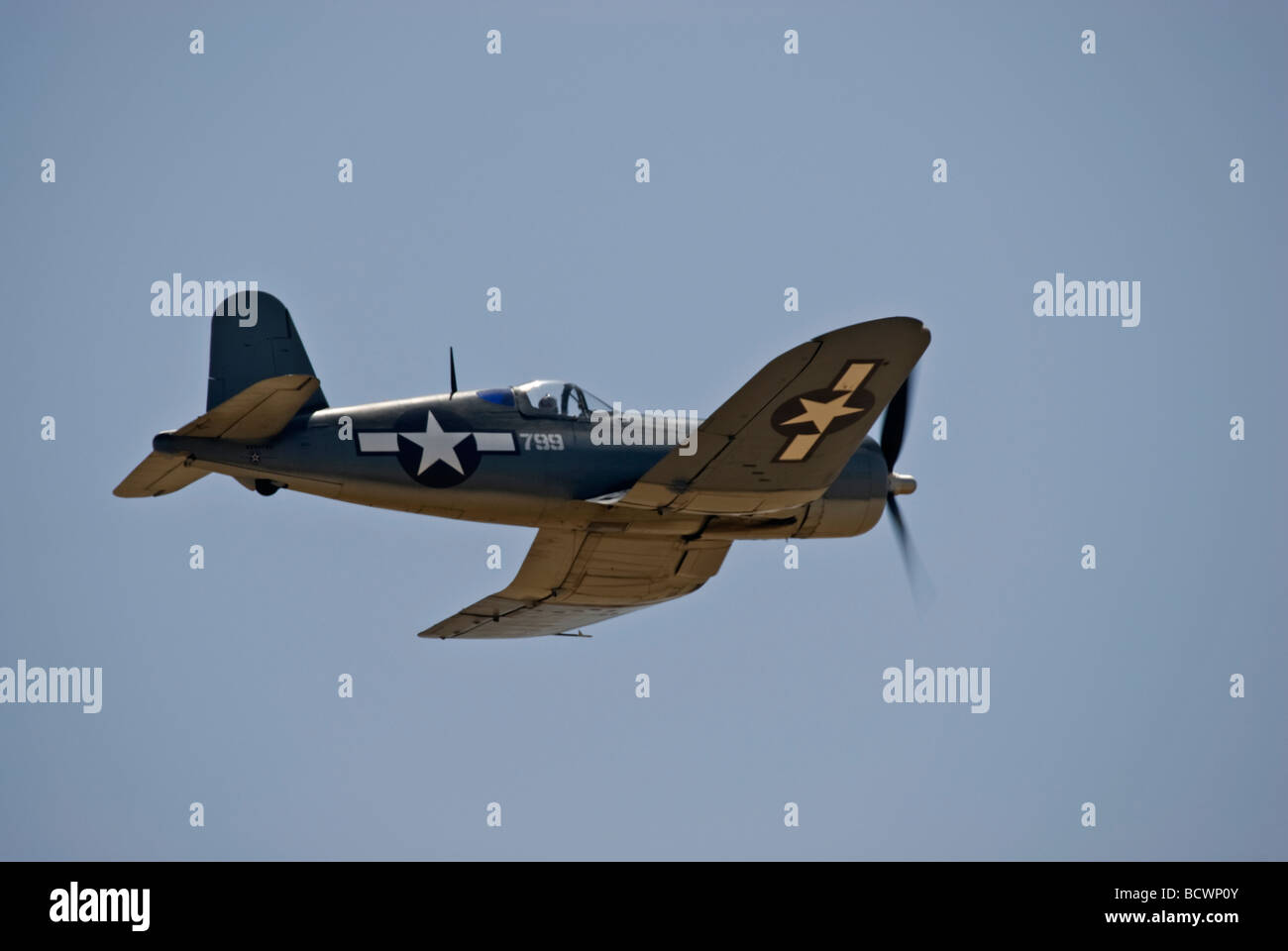 Una chance Vought F-4U Corsair vola ad un air show. Foto Stock