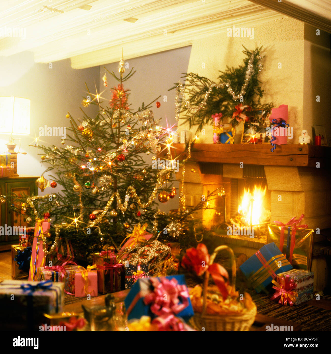 I regali di Natale sotto l'albero e camino Foto Stock