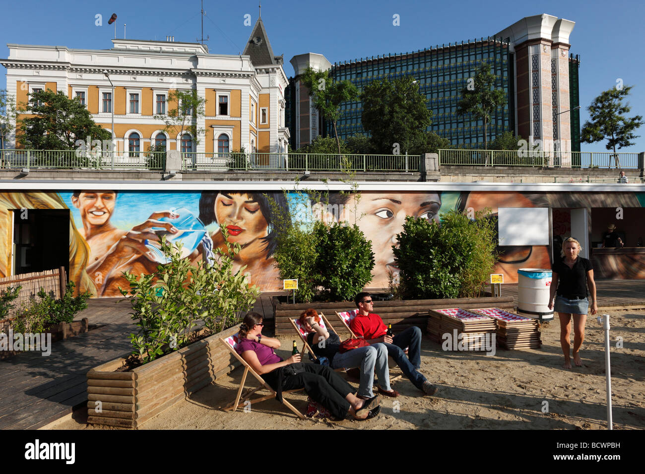 Herrmann beach bar sul Canale del Danubio, Herrmann Park, Vienna, Austria, Europa Foto Stock