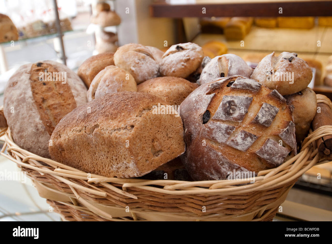 Il pane in un cesto in un forno Foto Stock