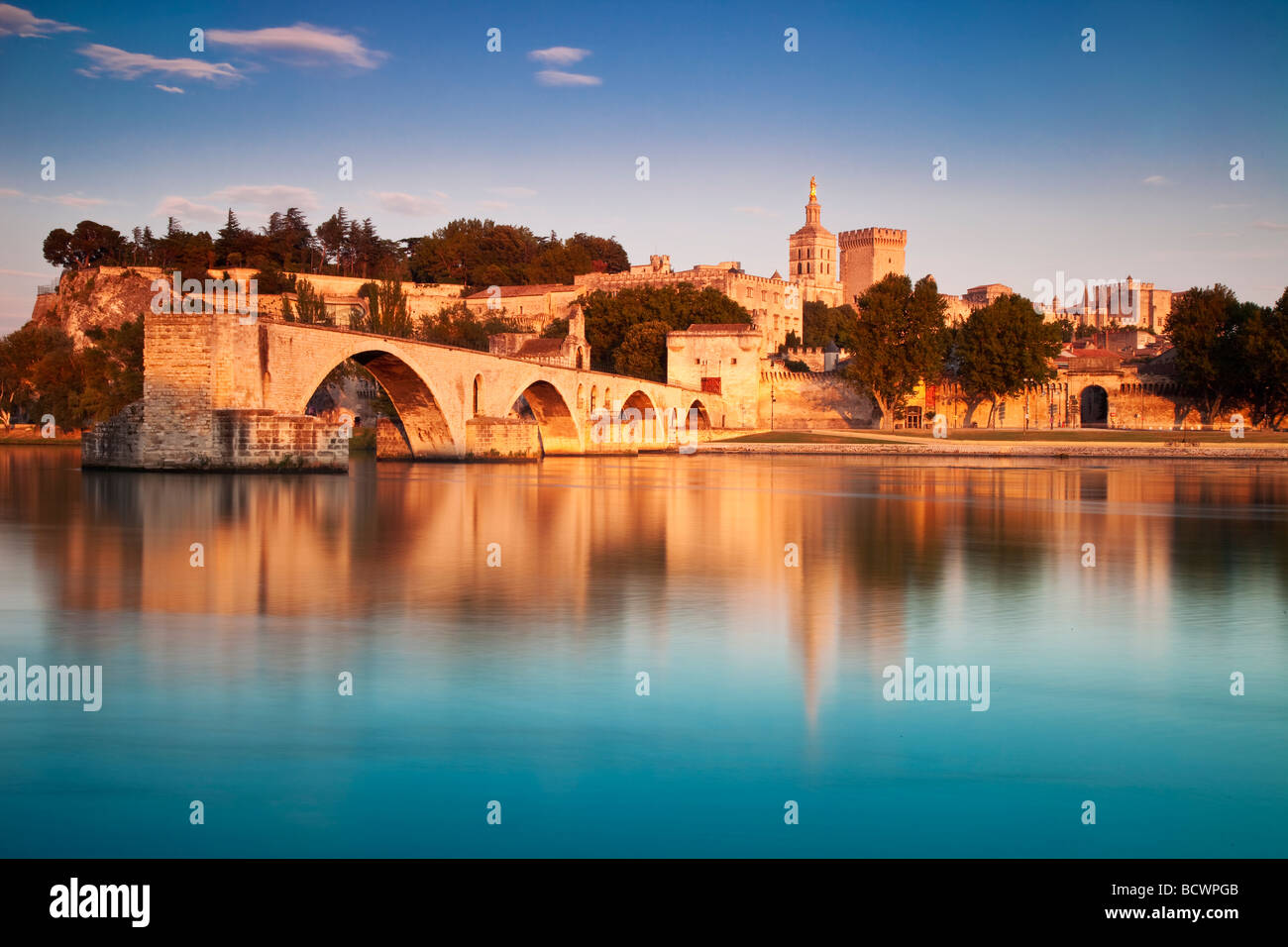 Pont St Benezet sul fiume Rodano con Palais des Papes, Avignone Provenza, Francia Foto Stock