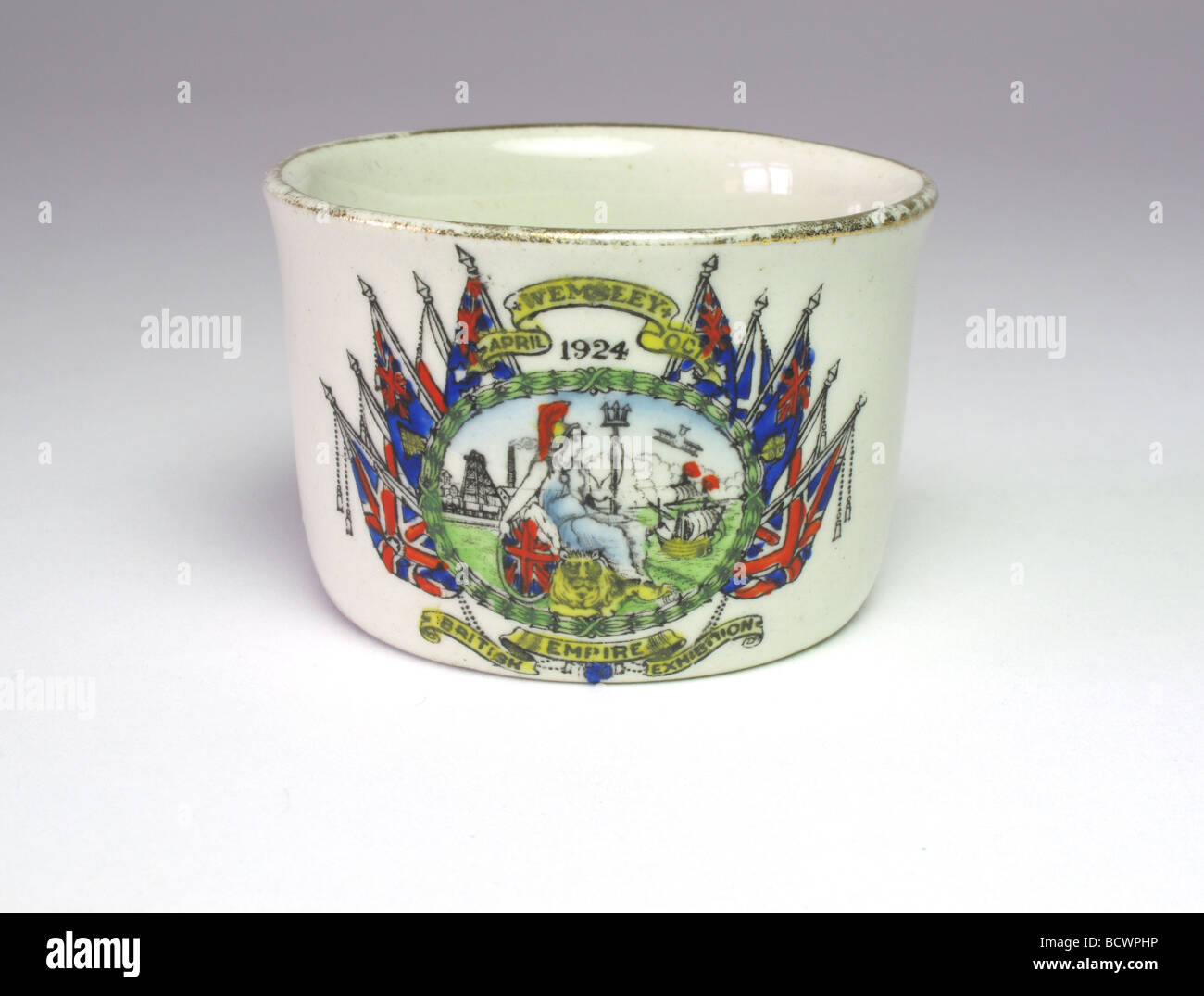 1924 Wembley Exhibition souvenir sale in ceramica cantina con decorazione di Britannia Foto Stock