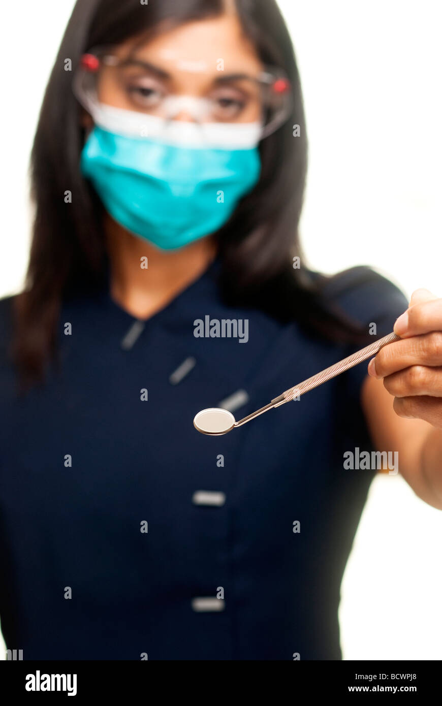 Dentista femmina con specchio Foto Stock